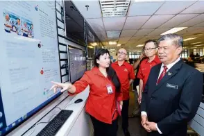  ??  ?? Day-to-day work: mohamad being briefed by star media Group’s chief content officer esther Ng during his visit to menara star. Looking on are star media Group Ceo andreas vogiatzaki­s and star media Group chairman datuk Fu ah Kiow.