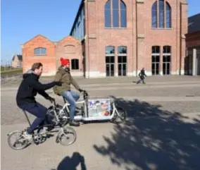  ??  ?? De fietsprofe­ssor in Park Spoor Noord.