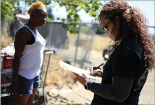  ?? ARIC CRABB — STAFF ARCHIVES ?? Claudine Sipili, right, director of lived experience and innovation for Destinatio­n: Home, gathers informatio­n from Rita, left, at a homeless encampment in June 2022in
San Jose. The nonprofit connects the homeless with stable homes and helps people from falling into homelessne­ss.