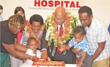  ?? Ronald Kumar ?? From left: Kelera Buaserau with son Mikaele, Hospital director Dr Krupali Tappoo, Suluweti Rabuka, Prime Minister Sitiveni Rabuka and Ilatia Konatora with son Uraia cut a cake to mark 100 heart surgeries at Sai Sanjeevani Children Heart Hospital on February 2, 2023. Photo: