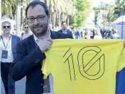  ??  ?? T-shirt Stefano Patuanelli, 45 anni, ministro dello Sviluppo economico, con la maglia gialla per i 10 anni del Movimento