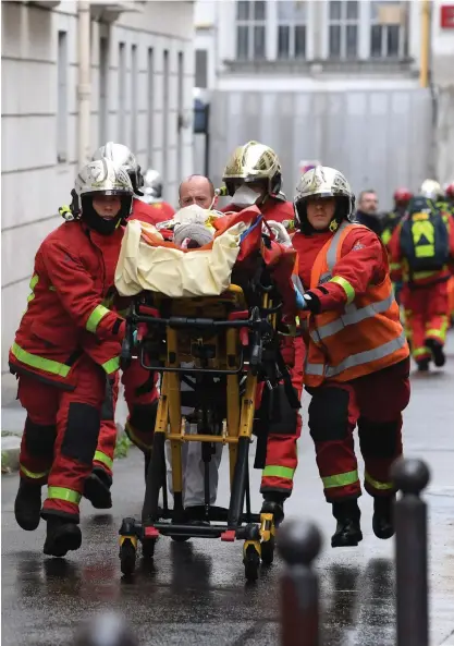  ?? Foto: alaIn JoCard/ lehtIKUVa-aFP ?? Två personer uppges ha fått allvarliga men inte livshotand­e skador i attacken. Två personer uppges ha gripits i samband med dådet.