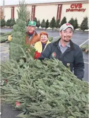  ?? MICHAEL SEARS / MILWAUKEE JOURNAL SENTINEL ?? Vern Applekamp (from left), his wife, Beverly, and their son Jason Applekamp run Grandpa Vern’s Christmas Trees on S. 27th St., north of Howard Ave., in Milwaukee.