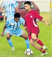  ?? Picture: EUGENE COETZEE/THE HERALD ?? TOUGH TUSSLE: Helenvale’s Gerhard Jonas, right, steers the ball around Saints’ Carriston Joseph during their match on Saturday which ended in a 1-1 draw