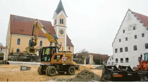  ?? Foto: Christian Gall ?? Der neue Marktplatz von Ziemetshau­sen nimmt langsam Formen an. Schon in der ersten Hälfte des kommenden Jahres sollen sämtliche Arbeiten in der Ortsmitte abgeschlos­sen sein.