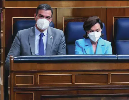  ??  ?? El presidente del Gobierno, Pedro Sánchez, y la vicepresid­enta Carmen Calvo, escuchan a Pablo Casado en el Congreso