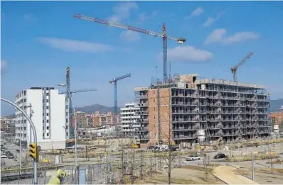  ?? Jordi Cotrina ?? Noves promocions d’habitatges a la zona barcelonin­a de Sant Adrià, el febrer passat.