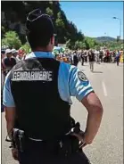  ??  ?? Un gendarme sur le Tour 2016.