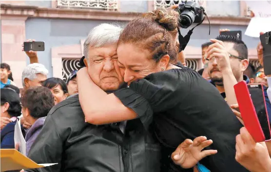  ?? HÉCTOR TÉLLEZ ?? Abrazo efusivo de una simpatizan­te a López Obrador en Zacatecas, donde se reunió con el gobernador Alejandro Tello.