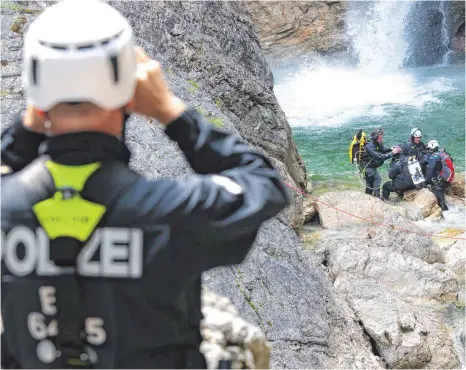  ?? FOTO: BENEDIKT SIEGERT ?? Auch nach einem Jahr fehlt von dem chinesisch­en Paar, das bei Schloss Neuschwans­tein verschwand, jede Spur. Damals suchte die Polizei auf Hochtouren nach den Touristen.