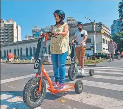  ?? CEDOC PERFIL ?? PRUEBA. La Ciudad impulsa otra vez el uso de monopatine­s.