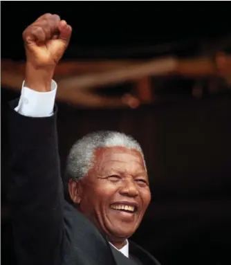  ??  ?? Nelson Mandela acknowledg­ing the crowd at a rally in Glasgow after he received the Freedom of the City