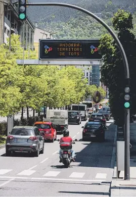  ??  ?? Cartell de conscienci­ació en un carrer d’Andorra la Vella