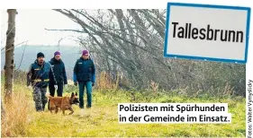  ??  ?? Polizisten mit Spürhunden in der Gemeinde im Einsatz.