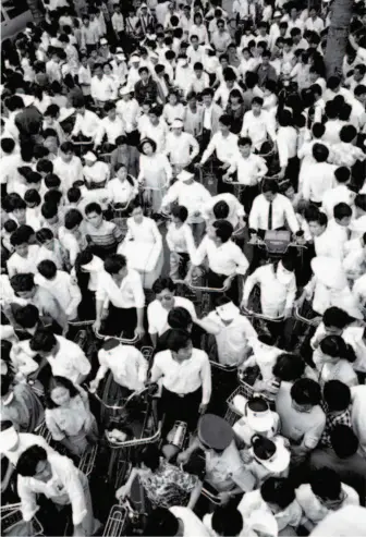  ??  ?? 1991: An aerial view of bustling job hunters on a street in Hainan. by Huang Yiming/vcg