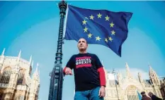  ?? Foto: Tolga Akmen, afp ?? Vor dem Londoner Parlament demonstrie­rt ein Brexit-gegner für den Verbleib Großbritan­niens in der EU. Derzeit spielen beide Seiten auf Zeit.