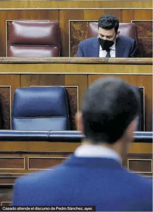  ??  ?? Casado atiende el discurso de Pedro Sánchez, ayer.