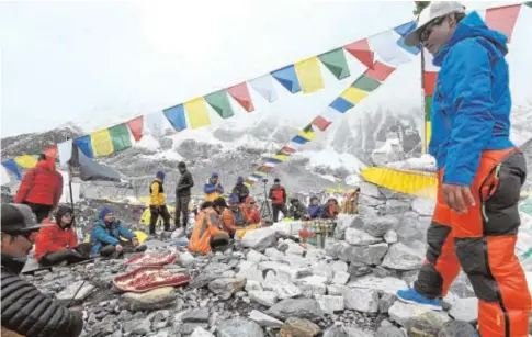  ?? AFP ?? A pesar de los contagios, algunos expedicion­arios siguen sin usar mascarilla en el campo base del Everest
