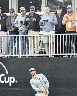  ?? Christina House For The Times ?? GENESIS OPEN champion Dustin Johnson had all the shots, and phone-toting fans got theirs too as Johnson breezed to five-stroke win at Riviera Country Club.