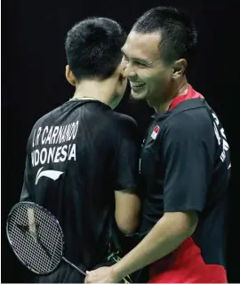  ?? PP PBSI FOR JAWA POS ?? FISIK DAN FOKUS: Mohammad Ahsan (kanan) memeluk Leo Rolly Carnando dalam salah satu laga PBSI Home Tournament di Cipayung Kamis lalu (25/6). Mereka menempati posisi terbawah klasemen.