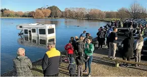  ?? PIERS FULLER/STUFF ?? The salvage operation to retrieve a campervan which ended up in Henley Lake in Masterton drew a crowd.