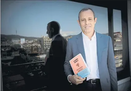  ?? FOTO: P.R.HOUSE ?? Sandro Rosell acudió ayer a ‘El Matí de Catalunya Radio’ para hablar de sus 22 meses en prisión y de su libro ‘Un fuerte abrazo’