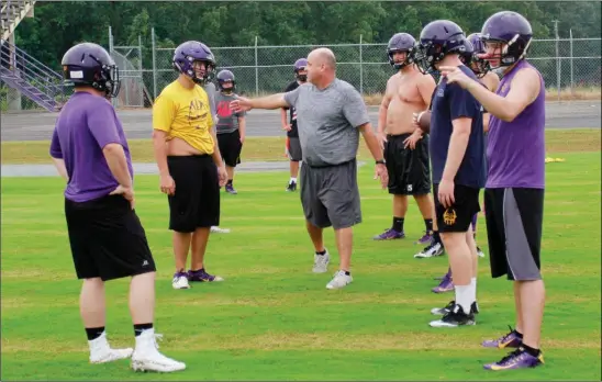  ?? MARK BUFFALO/RIVER VALLEY & OZARK EDITION ?? Mayflower coach Todd Langrell gives instructio­ns to his linemen during a preseason drill.