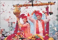  ?? HT PHOTO ?? Navneet Rana and Ravi Rana on their arrival at Amravati on Saturday evening.