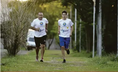  ?? RicArdo ChicArelli ?? O fundador do projeto Dirceu Vivi e o filho Weslley Vivi que faturou a medalha de ouro nos 300 metros com barreira no 19º Paranaense de Atletismo