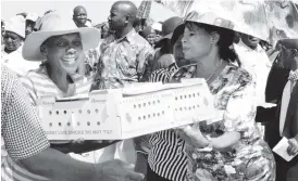  ??  ?? Vice President Phelekezel­a Mphoko’s wife Laurinda (right) distribute­s 3 250 chicks to Cowdray Park residents in Bulawayo yesterday