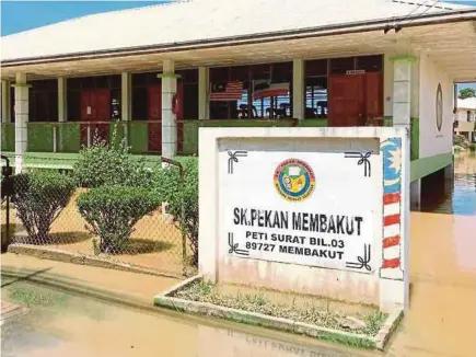  ?? MOHD NAZLLIE ZAINUL
PIC BY ?? SK Pekan Membakut is closed after floodwater­s inundated the school in Membakut yesterday.