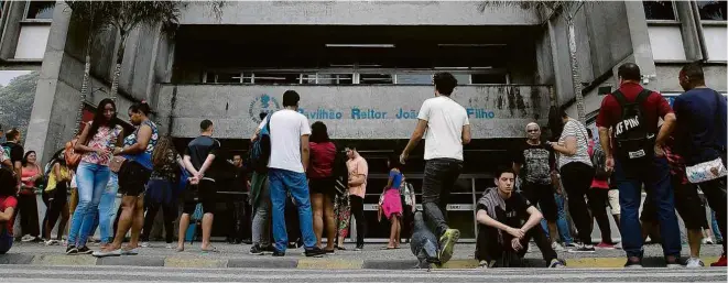  ?? Fernando Frazão - 10.nov.2019/Agência Brasil ?? Estudantes fazem o segundo dia de provas do Enem no Rio de Janeiro; problema em correção pode afetar 1% dos participan­tes