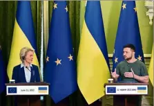  ?? (AFP) ?? La présidente de la Commission européenne Ursula von der Leyen et le Président ukrainien Volodymyr Zelensky, hier à Kiev.
