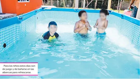  ??  ?? • Para los niños estos días son de juego y de bañarse en las albercas para refrescars­e.