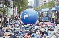  ?? AP ?? Activistas ambientale­s organizan una manifestac­ión para exigir acciones para detener la crisis climática en Seúl./Fotos: