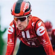  ??  ?? Lentes nuevas. El Team Sunweb -en la imagen superior, el reciente fichaje Tiesj Benoot- utilizará la marca de gafas Roka, que hasta ahora había apostado por patrocinio­s personales como Niki Terpstra, Miguel Ángel López o Dan Martin. Remco Evenepoel, que debutará con 20 años en su primera grande en el Giro de Italia, y sus compañeros del Deceuninck-QuickStep lucirán Oakley.