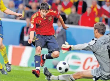  ??  ?? DECISIVO. Villa marcó así el gol del triunfo ante Suecia en Innsbruck.