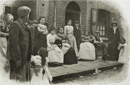  ??  ?? Members of London’s Jewish community in the early 20th century. The arrival of thousands of eastern European immigrants into London’s East End in the 1870s and 1880s triggered a wave of resentment and suspicion