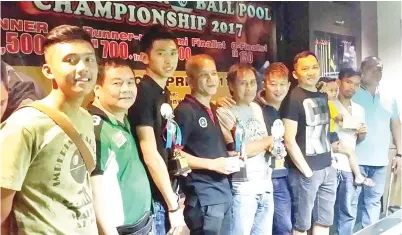  ??  ?? LIAU Mun Loong (dari kanan) bersama lapan pemain pool terbaik Sabah 2017; Arbaid, Casey, Sam, Rasid, Yew Keat, Jken Yung, Ibrahim dan Alwie.