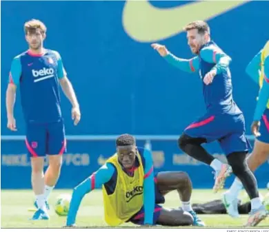  ?? ENRIC FONTCUBERT­A / EFE ?? Messi pugna con Ilaix Moriba, en el suelo, durante el último entrenamie­nto del Barcelona.