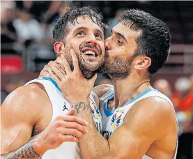  ?? EFE ?? Beso a beso. Laprovítto­la y Campazzo, amigos y compañeros.