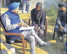  ?? HT PHOTO ?? Former Union minister Balwant Singh Ramoowalia talking to Veerpal Kaur and her family members in Nabha on Sunday.