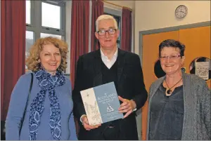  ?? 08_a44tarbboo­kfestival0­2 ?? Barbara Pauly from Falkirk and Kate Mundell from Arisaig with Charles Withers, one of the authors of ‘Mapping Scotland’s Islands’.