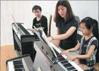  ?? WANG JIANKANG / FOR CHINA DAILY ?? Children learn to play electronic organs at a children’s center in Suzhou, East China’s Jiangsu province.