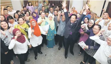  ??  ?? Fatimah (third left) with the participan­ts of the programme in a photocall.