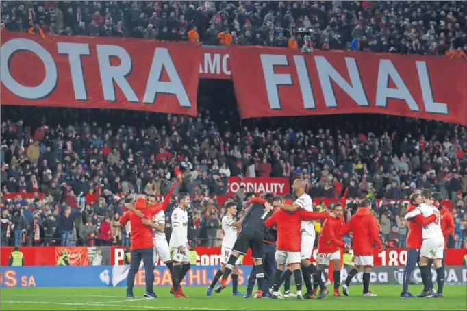  ??  ?? OTRA FINAL. Los jugadores del Sevilla festejan el pase a su novena final de Copa, jaleados por un público que le arropó en el partido ante el Leganés.