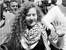  ?? MAJDI MOHAMMED THE ASSOCIATED PRESS ?? Ahed Tamimi, 17, waves in the West Bank city of Ramallah on Sunday after being released from prison at the end of her eight-month sentence for slapping and kicking Israeli soldiers.