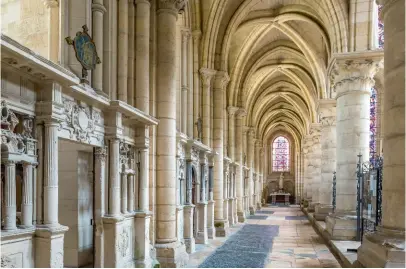  ??  ?? La cathédrale de Laon (Picardie) est un vaisseau de pierre à l’architectu­re aérienne. De chaque côté se dressent les tours Thomas Becket (à gauche) et de l’horloge (à droite).