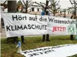  ?? Foto: dpa ?? Mitglieder der Karlsruher Gruppe von Fridays for Future halten vor dem Bun‰ desverfass­ungsgerich­t ein Transparen­t hoch. Klimaschüt­zer freuten sich über die Entscheidu­ng des Gerichts.