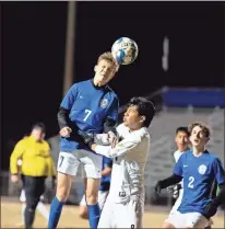  ?? Jonathan Landers ?? Model’s Wyatt Patterson (7) wins a header over a North Murray defender.